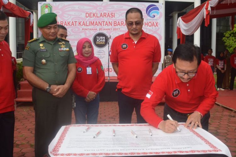 Wakil Gubernur Kalimantan Barat, Christiandy Sanjaya saat menandatangani Deklarasi Masyarakat Anti Hoax usai apel di halaman Kantor Gubernur Kalbar, Pontianak (20/3/2017)