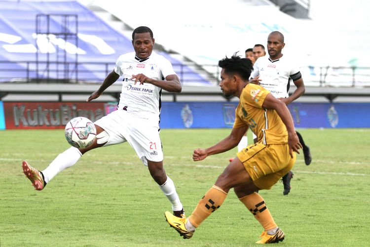 Pemain Bhayangkara FC, Andik Vermansah, berusaha melepaskan tembakan saat tampil pada pertandingan Liga 1 melawan Persipura Jayapura, Rabu (16/3/2022). 