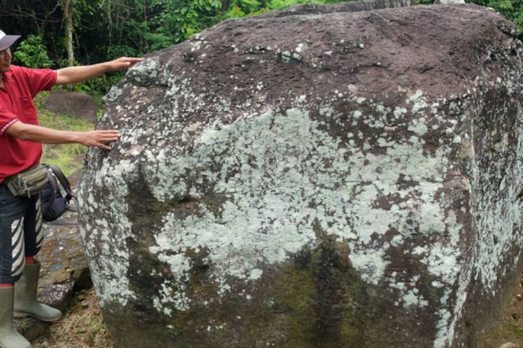 Syahrudin (38), penjaga situs Megalitikum Ai Renung di Desa Batu Tering, Kecamatan Moyo Hulu, Kabupaten Sumbawa, Nusa Tenggara Barat, memperlihatkan satu dari tujuh sarkofagus, Senin (27/3/2017).