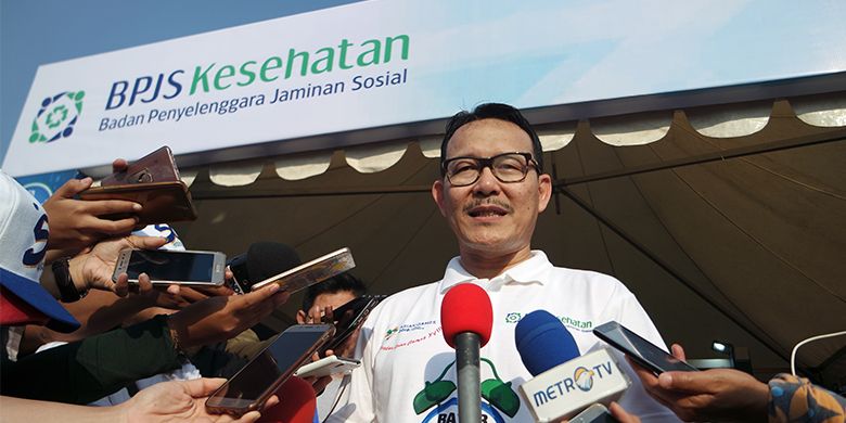 Direktur Utama BPJS Kesehatan Fachmi Idris saat melayani pertanyaan wartawan di lokasi senam kolosal 18.8.18