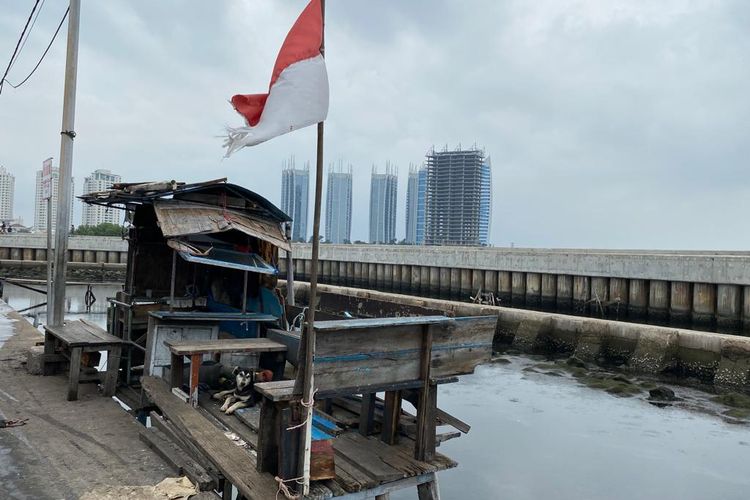 Para nelayan dan anak buah kapal (ABK) di Pelabuhan Nizam Zachman, Muara Baru, Jakarta Utara biasanya bersantai di gubuk yang dibangun dekat dermaga. Pada Selasa (3/1/2023) gubuk itu tampak sepi, namun biasanya mereka duduk-duduk di sana untuk menghabiskan waktu luang. 