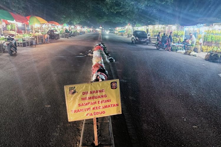 Meskipun sudah dipasang plang larangan membuang sampah sembarangan, masih ada saja masyarakat yang membuang sampah di tengah jalan raya Raden Patah, Kecamatan Ciledug, Kota Tangerang. Tumpukan sampah masih terlihat di sekitar Pasar Lembang, Rabu (18/1/2023).