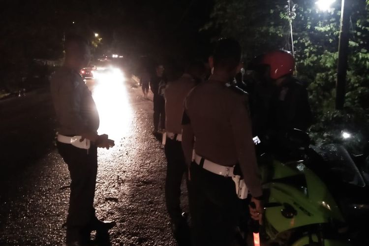 Aparat Satlantas Polres Pulau Ambon mengatur arus lalu lintas di lokasi kecelakaan maut di Desa Hunut, Kecamatan Teluk Ambon, Sabtu (8/6/2019) malam.