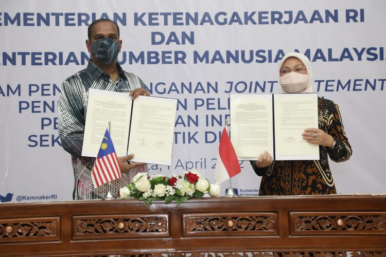 Menteri Ketenagakerjaan (Menaker) Ida Fauziyah bersama Menteri Sumber Daya Malaysia, Dato' Sri M. Saravanan Murugan menandatangani Nota Kesepahaman mengatur mekanisme satu kanal untuk semua proses penempatan, pemantauan, dan kepulangan PMI di Malaysia, Jakarta, Jumat (1/4/2022). 