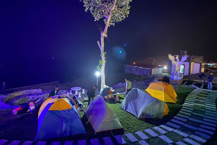 Camping di Wisata Negeri Khayangan, Magelang.