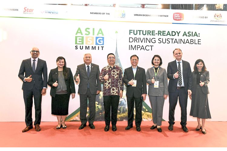 (Dari kiri) Shivakumar, Ng, Wong, Chang, Chan, Wang, Wiberg, dan Yasmin dalam foto bersama di summit tersebut.