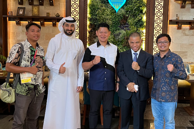 Momen pertemuan jurnalis KOMPAS.com Ferril Dennys (kiri) bersama Duta Besar Republik Indonesia untuk Qatar Ridwan Hassan (kedua dari kanan) dan Ketua Komite Olimpiade Indonesia (KOI) Raja Sapta Oktohari (tengah) di tengah tugas peliputan Piala Dunia 2022 Qatar.