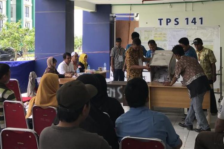 Proses pengambilan suara di TPS 141 Rusun Rawa Bebek