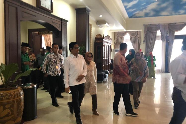 Menteri Pembangunan Daerah Tertinggal dan Transmigrasi (Mendes PDTT), Abdul Halim Iskandar saat tiba di Bandara Sultan Mahmud Badaruddin (SMB) II Palembang, Sabtu (18/1/2020).