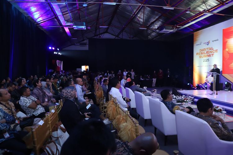 Menteri Pendayagunaan Aparatur Negara dan Reformasi Birokrasi (PANRB) Rini Widyantini&nbsp;menyampaikan keynote speech pada Digital Resilience Summit 2025 di Kantor INA Digital, Jakarta, Rabu (10/9/2025).