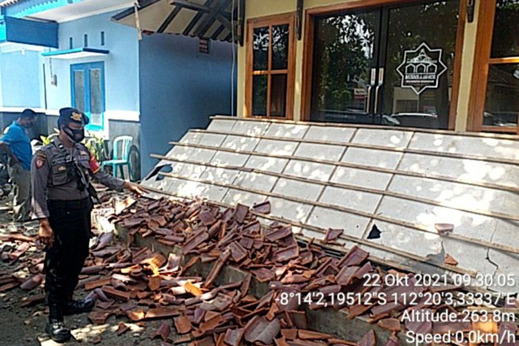 Kanopi teras mushala di kompleks Kantor Kecamatan Binangun, Kabupaten Blitar ambruk tertimpa genteng yang melorot akibat guncangan gempa dan membebani teras tersebut, Jumat (22/10/2021)