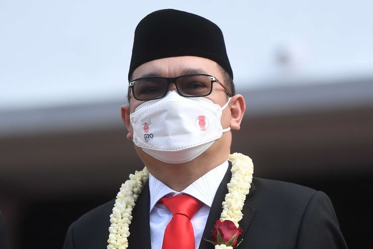 Komisioner Komisi Pemilihan Umum (KPU) periode 2022-2027 Parsadaan Harahap tiba di Gedung  KPU, Jakarta, Selasa (12/4/2022). Presiden Joko Widodo resmi melantik tujuh komisioner KPU periode 2022-2027.