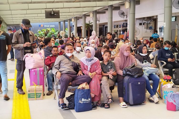 Suasana Stasiun Pasar Senen, Jakarta Pusat, pada Jumat (21/4/2023). (KOMPAS.com/XENA OLIVIA)