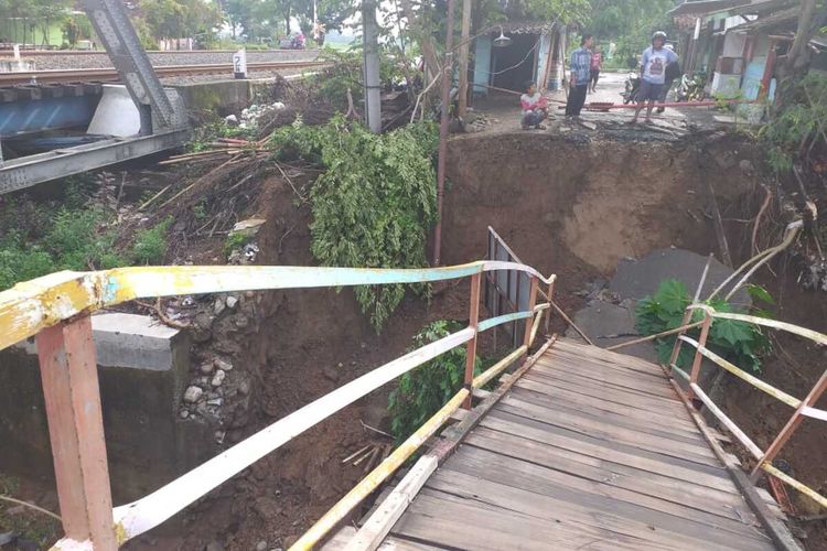 Jembatan Nawangsari Weleri Kendal yang putus. KOMPAS.COM/DOK. DESA