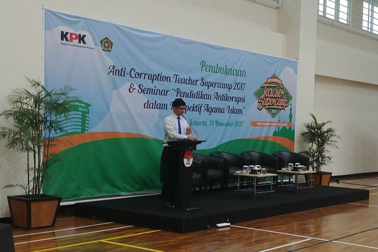 Wakil Ketua KPK Laode M Syarif dalam pembukaan seminar Anti-Corruption Teacher Supercamp 2017 dan Seminar Pendidikan Antikorupsi dalam Perspektif Islam di Gedung KPK, Jakarta, Senin (13/11/2017). 
