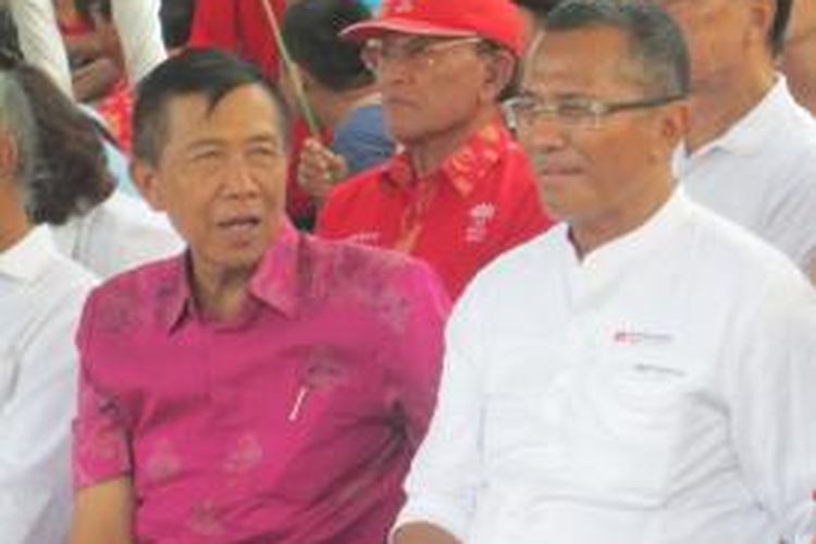 Ketua Umum FOBI, Dahlan Iskan(kemeja putih) dan Gubernur Bali Made mangku Pastika(kemeja endek merah muda) saat menghadiri acara parade barongsai di depan Musium Bajrasandi Denpasar