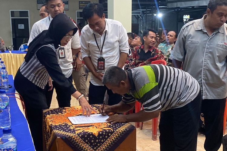 51 pemilik pabrik tahu di Desa Tropodo, Kabupaten Sidoarjo berkomitmen tidak akan menggunakan sampah plastik lagi sebagai bahan bakar produksi., Rabu (14/5/2025)