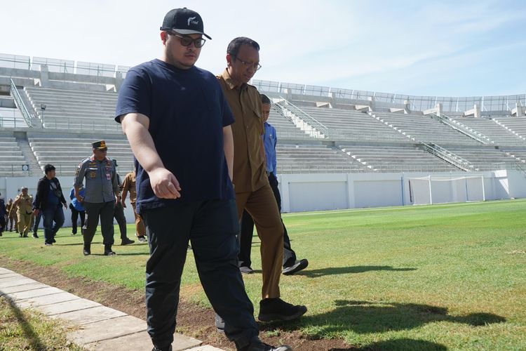 Bupati Kediri Hanindhito Himawan Pramana melakukan pengecekan berkala Stadion Gelora Daha Jayati bersama jajaran Pemerintah Kabupaten (Pemkab) Kediri, Senin (3/6/2024). 