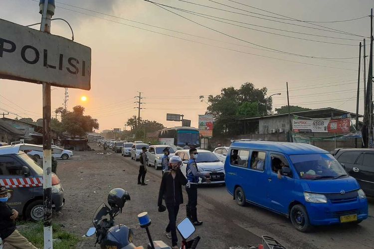 Polisi Berlakukan One Way di Jalur Keluar Kawasan Pantai Anyer