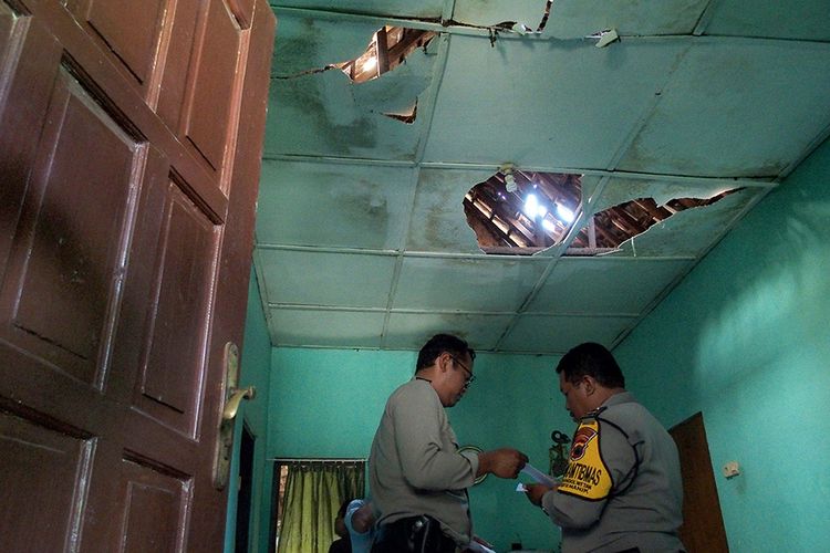 Dua polisi berada di dalam rumah warga yang mengalami kerusakan akibat dampak dari ledakan gudang tempat penyimpanan bahan peledak dan bom milik Brimob Polda Jateng, di Semarang, Jawa Tengah, Sabtu (14/9/2019). Penyebab terjadinya ledakan masih dalam penyelidikan polisi.