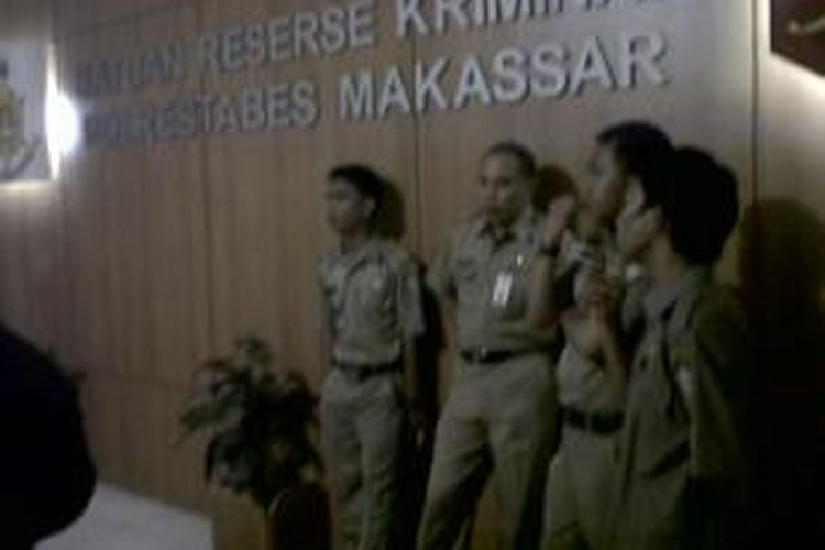 Kepala Badan Pemberdayaan Masyarakat (BPM), Andi Irwan Bangsawan beserta 13 saksi yang terdiri dari bawahannya dan petugas Kelurahan Banta-bantaeng, Kecamatan Rappocini siap diperiksa di Satuan Reskrim Polrestabes Makassar, Rabu (21/8/2013).