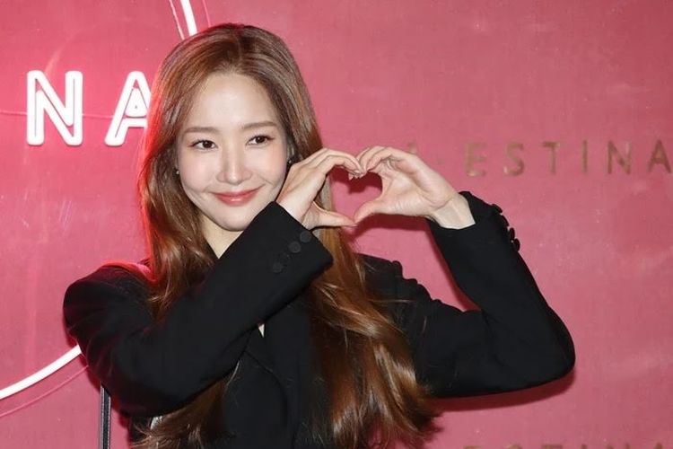 Aktris Park Min Young kala menghadiri pembukaan toko pop-up J.Estina Holiday J'Z BAR di Seoul pada 16 November 2021 yang lalu.