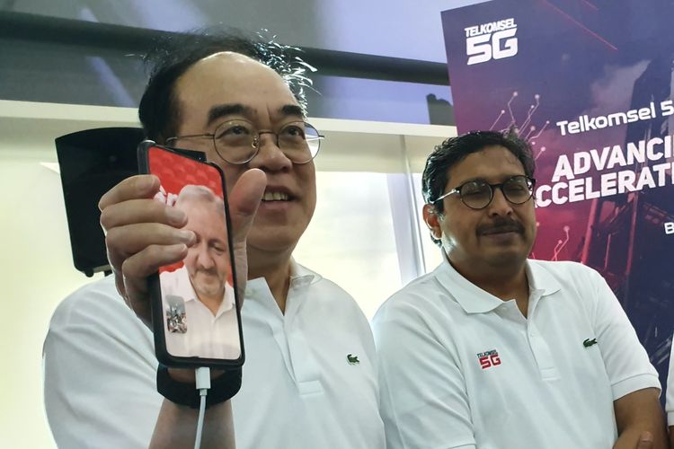 Direktur Planning and Transformation Telkomsel Edward Ying dan Dirjen SDPPI, Ismail dalam uji coba video call 5G di Batam, Kamis (28/11/2019).