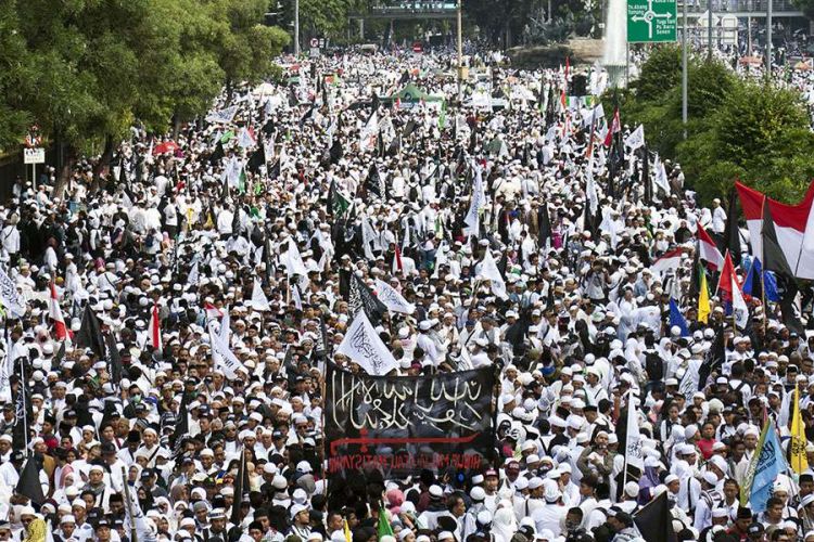 Umat muslim mengikuti aksi reuni 212 di kawasan Jalan MH Thamrin, Jakarta, Minggu (2/12/2018). Jutaan orang turut dalam acara Reuni Akbar 212 yang diselenggarakan di kawasan Monas tersebut, diketahui sekitar 20.000 personel gabungan dari TNI, Polri, dan pemerintah daerah membantu pengamanan acara.
