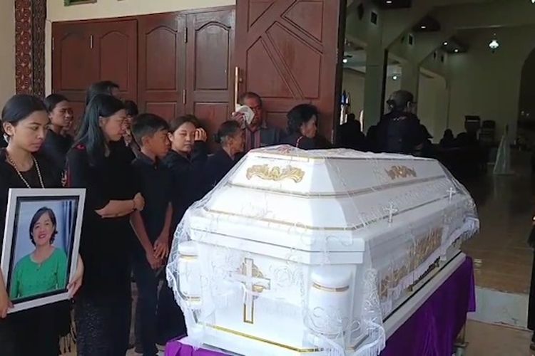 ASN Korban KKB Dimakamkan di Tana Toraja, Suami Harap Pemerintah Ambil Langhkah Tegas