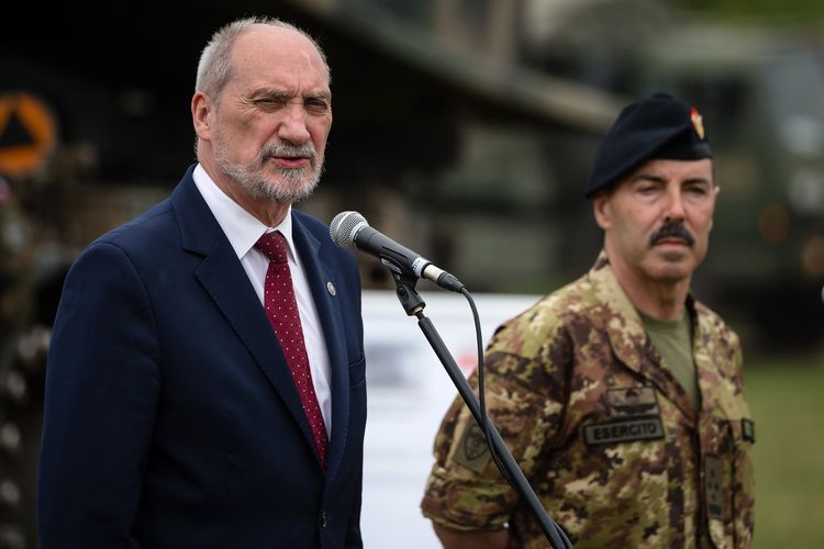 Menteri Pertahanan Polandia (kiri) bersama Komandan Pasukan Gabungan Brunssum, Jenderal Salvatore Farina (kanan) dalam konferensi pers setelah latihan militer NATO Saber Strike (16/6/2017).