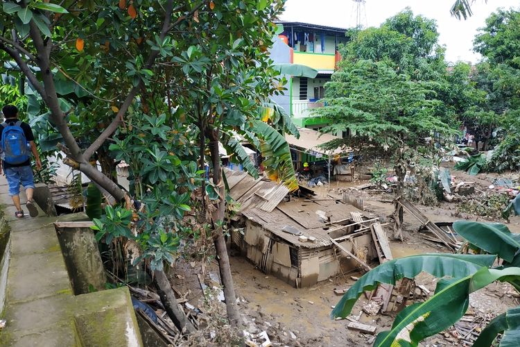 Bedeng warga Jatiasih, Kota Bekasi yang terkena banjir Kali Bekasi masih berwarna lumpur selang 5 hari usai banjir melanda pada Rabu (1/1/2020).