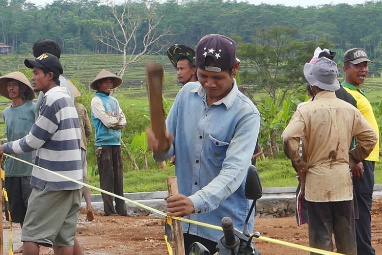 Proyek pembangunan jalan tol Salatiga-Boyolali, Selasa (7/11/2017), sempat terhenti selama 3.5 jam akibat aksi blokade puluhan warga Desa Kemetul, Kecamatan Susukan, Kabupaten Semarang. 