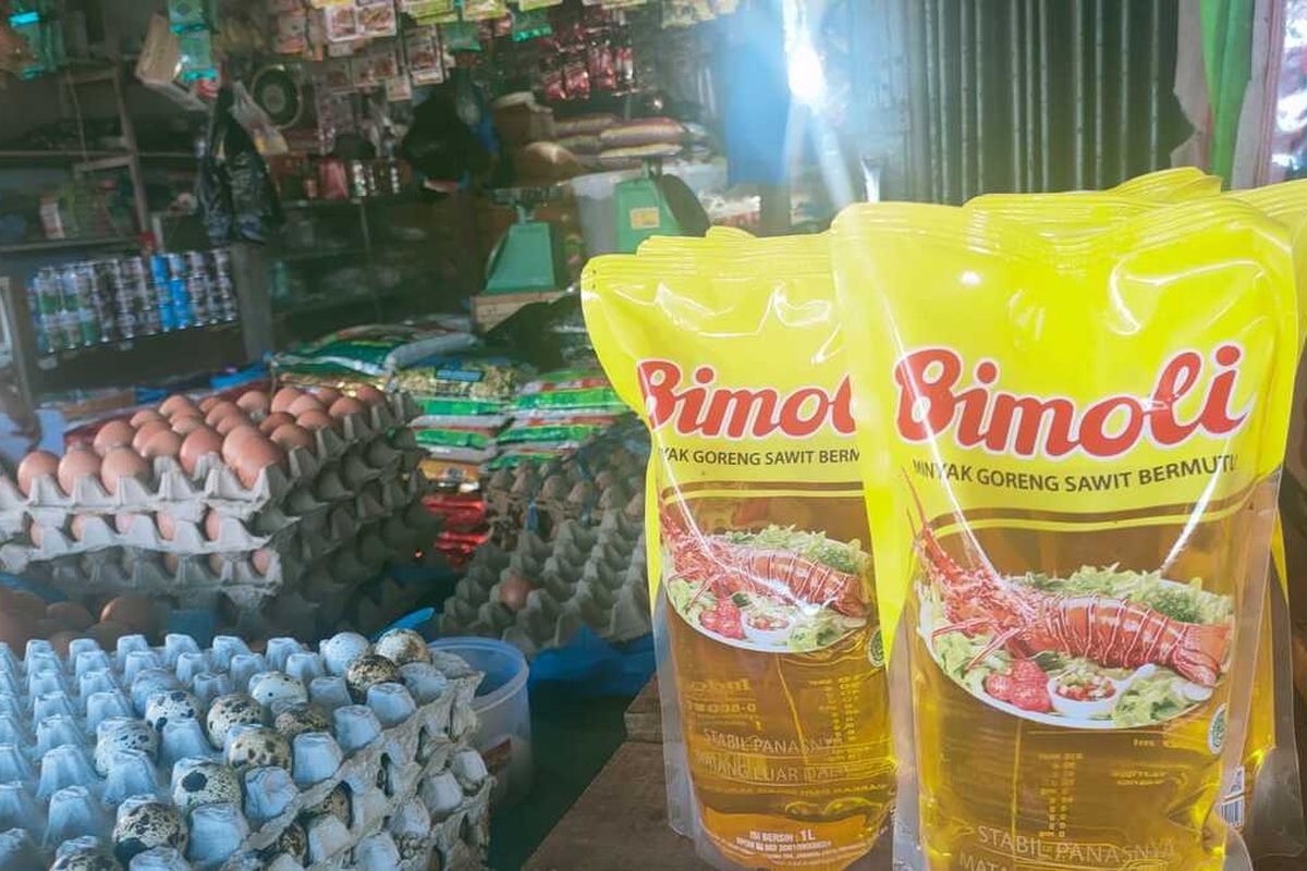 Minyak goreng di Pasar Mardika Ambon dijual pedagang dengan harga Rp 28.000 per liter, Selasa (30/3/2022)