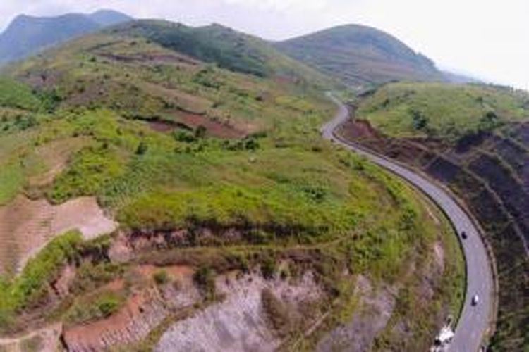 Pemandangan di Nagrek, Bandung, Jawa Barat, Rabu (25/6/2014). Jalan di sini digunakan sebagai jalur selatan untuk mudik atau balik Lebaran dari Jawa Barat menuju kota-kota di Jawa Tengah.