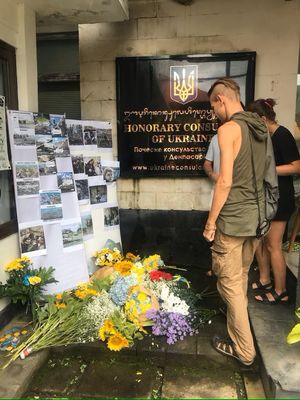 Warga Ukraina di Bali mendatangi Kantor Konsulat Ukraina di sana saat dunia memperingati setahun invasi Rusia ke negara itu.