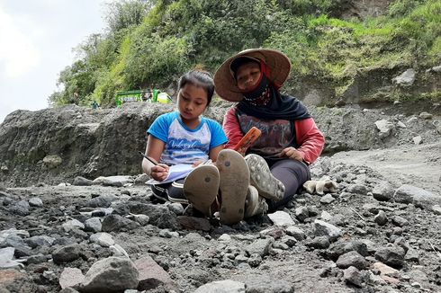 Cerita Sutarti, Menambang Pasir Sambil Dampingi Anak Belajar Online, Cemas dengan Ancaman Letusan Gunung