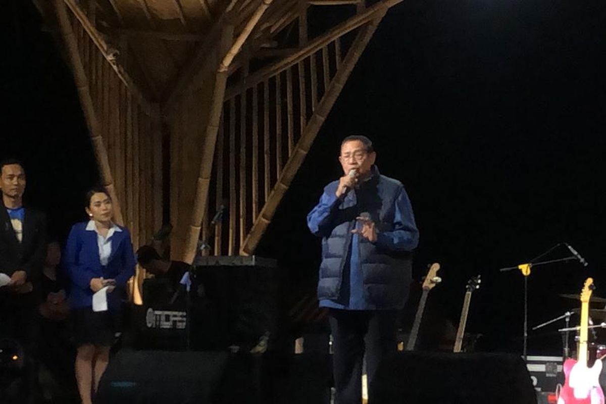 Presiden ke-6 RI Susilo Bambang Yudhoyono (SBY) menghabiskan malam jumat bersama ratusan UMKM dan kader Partai Demokrat di Baros, Kota Cimahi, Jawa Barat pada Kamis (11/1/2024).