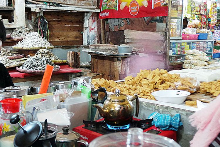 Seorang pelanggan mengobrol dengan Iis Siti Robiatun (23), pemilik Warung Kopi Lawoek, warung kopi yang berlokasi di tengah Pasar Kliwon, Kabupaten Temanggung, Jawa Tengah.