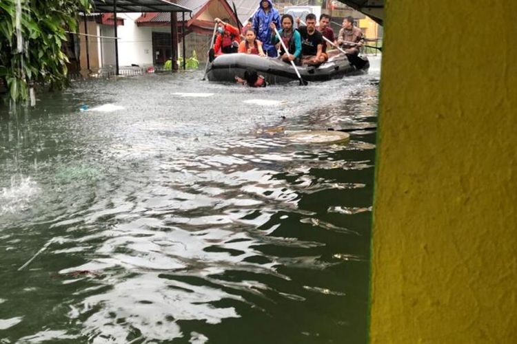 Dua hari diguyur hujan deras sejak, Jumat (1/1/2021) hingga, Sabtu (2/1/2021) malam tadi, sebagian wilayah kota Tanjungpinang, Kepulauan Riau (Kepri) terendam air. Bahkan ada wilayah Tanjungpinang yang tinggi genangan airnya mencapai dua meteran, yakni tepatnya berada di batu 9, Tanjungpinag. Dan hingga Minggu (3/1/2020) genangan air tetap ada, namun berangsur mulai surut.