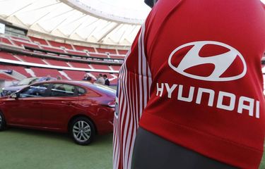 Jersey Atletico Madrid dengan logo Hyundai yang akan menjadi global automotive partner dari klub tersebut.
