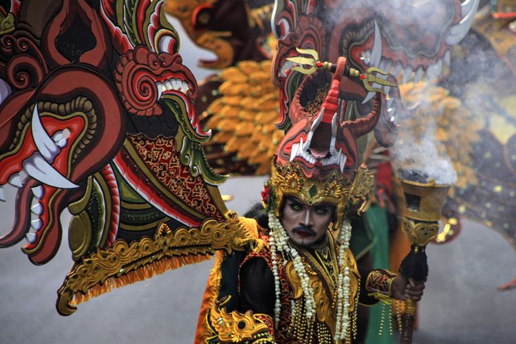 Peserta mengikuti Solo Batik Carnival (SBC) X di kawasan Sriwedari, Solo, Jawa Tengah, Jumat (14/7/2017). Karnaval SBC bertajuk Astamurti Kawijayan tersebut selain diikuti 190 peserta dari Solo juga dimeriahkan penampilan dari Jember Fashion Carnaval dan Caruban Carnival. 