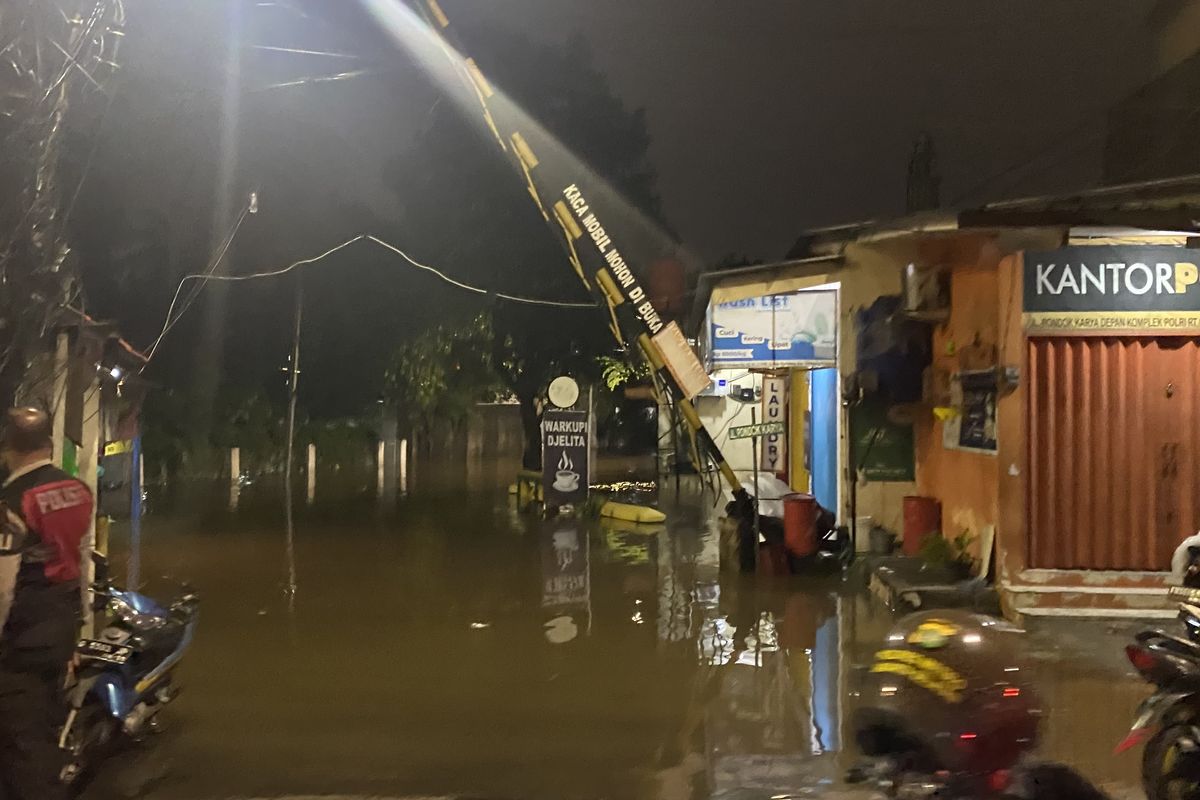 Hujan deras, Kali Krukut meluap rendam ratusan RT di Jaksel
