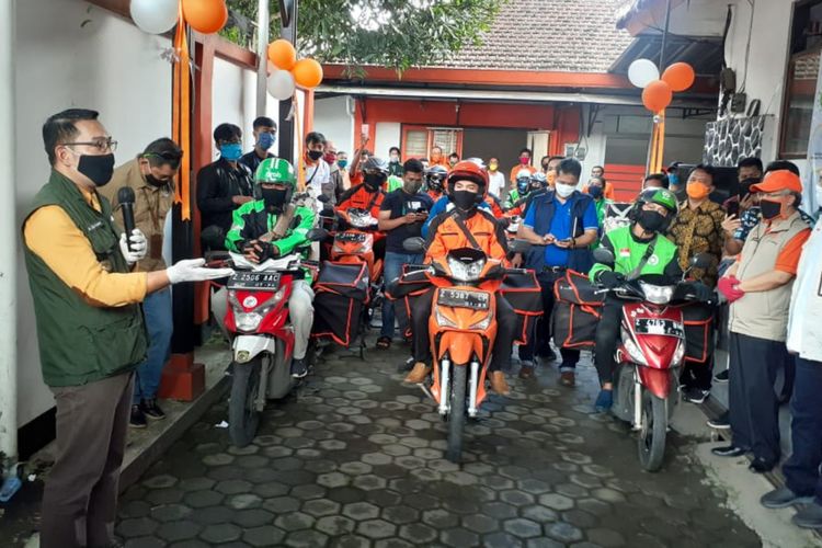 Gubernur Jawa Barat Ridwan Kamil menyerahkan bantuan paket sembako untuk warga di PT Pos Sumedang, Sabtu (18/4/2020). 