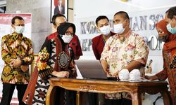  Mensos Risma Terima Hibah Mesin Braile Embosser Senilai Rp 350 Juta