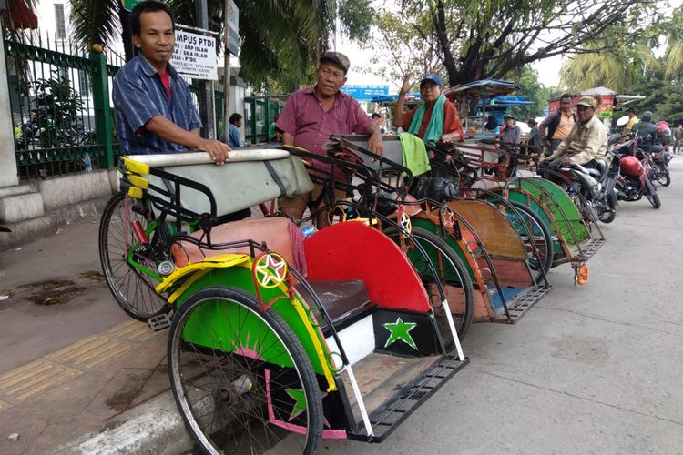 Penarik becak di stasiun Tanjung Priok Jakarta Utara, Selasa (16/1/2018). Perhatian terhadap penarik becak kembali diberikan oleh Gubernur Anies Baswedan. Ia berharap becak tetap beroperasi di rute khusus di Jakarta