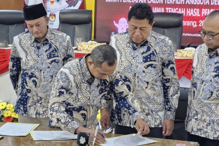 Ketua KPU Jateng Handi Tri Ujiono memimpin rapat pleno di kantornya, Selasa (28/5/2024).