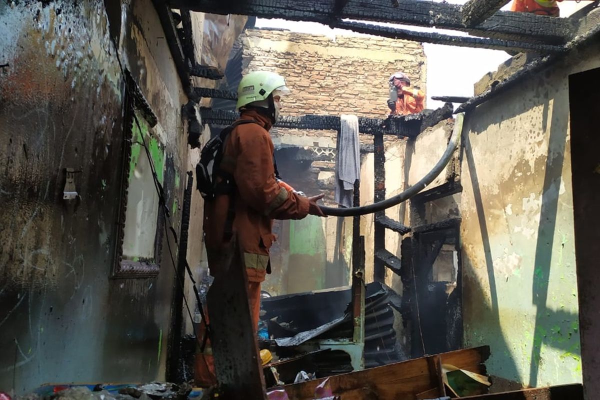 9 Rumah Tinggal di Jalan Perumpung Tengah, Kelurahan Cipinang Besar Utara, Jatinegara, Jakarta Timur Terbakar, Penyebab Belum diketahui, Senin (19/8/2019).