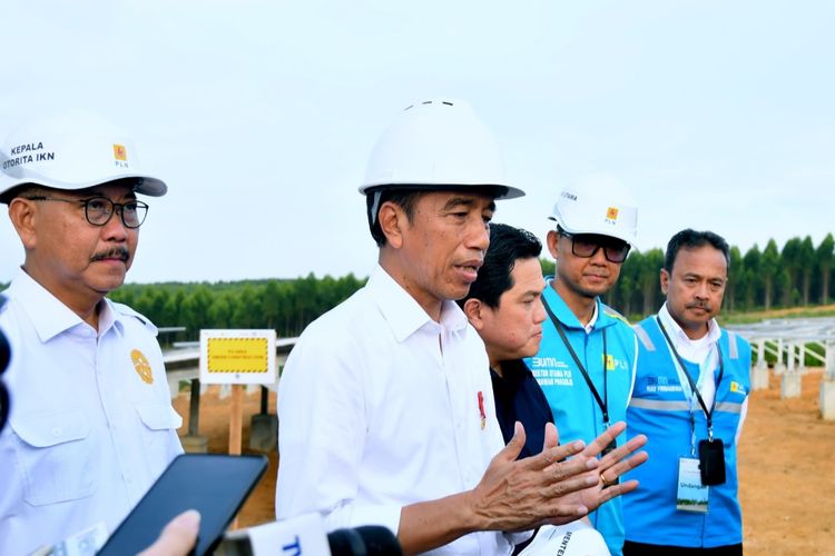 Presiden Joko Widodo saat memberikan keterangan pers usai groundbreaking PLTS IKN di Kalimantan Timur, Kamis (2/11/2023) se