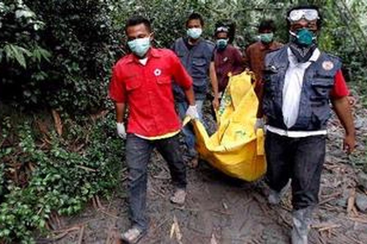 Relawan mengevakuasi jenazah korban letusan Gunung Merapi di Dusun Cakran, Desa Wukirsari, Kecamatan Cangkringan, Sleman, DI Yogyakarta, Sabtu (6/11/2010). 