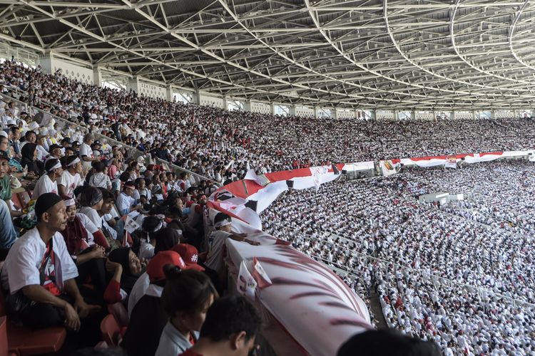 Pendukung pasangan Capres dan Cawapres nomor urut 01, Joko Widodo (Jokowi)-Maruf Amin mengikuti Konser Putih Bersatu dalam rangka kampanye akbar pasangan pasangan tersebut di Gelora Bung Karno (GBK), Jakarta, Sabtu (13/4/2019). 